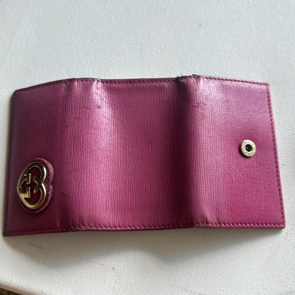 Gucci Magenta Key Holder with Heart Emblem - Picture 5 of 11